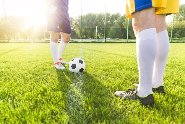 Conceito de futebol amador com pernas de jogadores