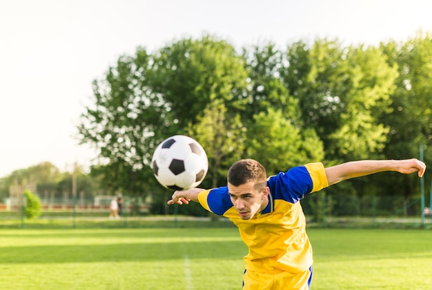 Foto grátis conceito de futebol amador com treinamento de homem