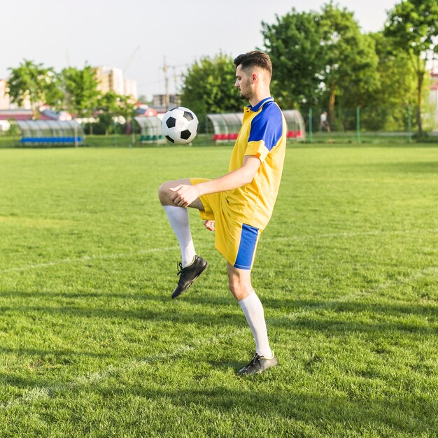 Conceito de futebol amador com treinamento de homem