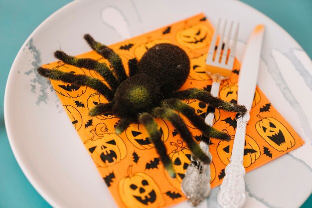 Conceito de Halloween com aranha e talheres