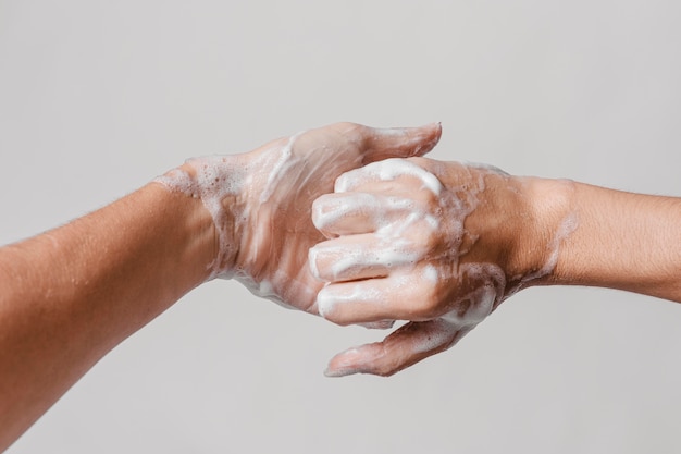 Foto grátis conceito de higiene lavando as mãos com sabonete vista frontal