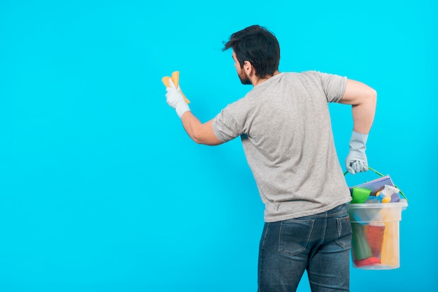 Conceito de homem limpando sua casa com copyspace na parede