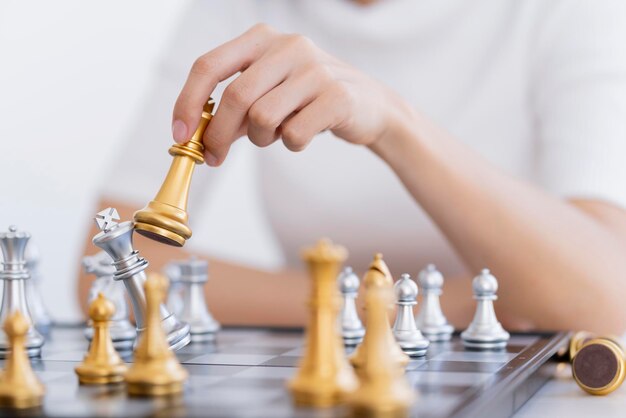 Conceito de ideias de estratégia de negócios mão jogar tabuleiro de xadrez