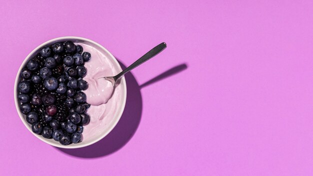 Conceito de iogurte delicioso com espaço de cópia