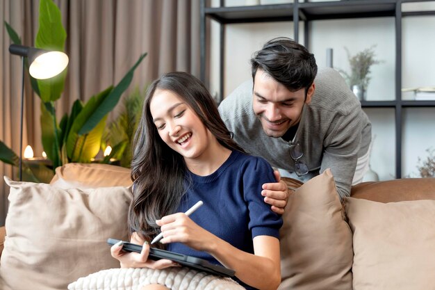 Conceito de isolamento doméstico felicidade asiático e caucasiano amor casal família boa conversa no sofá sofá na sala de estar casar casal rir sorrir juntos no sofá