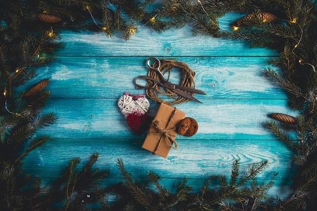 Conceito de itens de Natal na mesa de Natal azul.