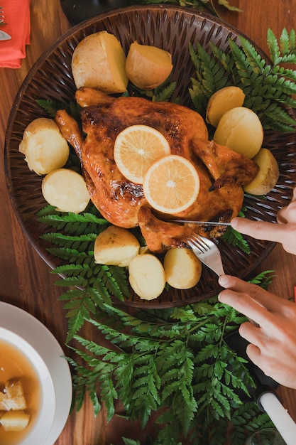 Foto grátis conceito de jantar de natal com turquia saborosa