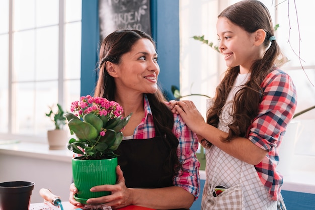 Conceito de jardinagem com mãe e filha