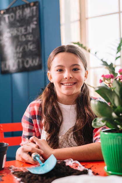 Foto grátis conceito de jardinagem com menina