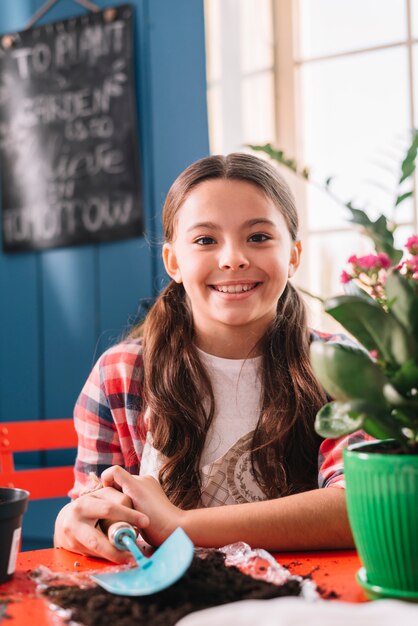 Conceito de jardinagem com menina