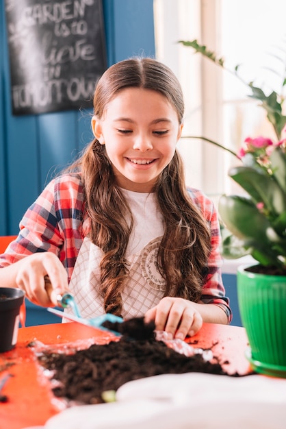 Conceito de jardinagem com menina