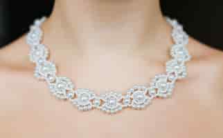 Foto grátis conceito de jóias. closeup retrato de um colar de casamento no pescoço feminino