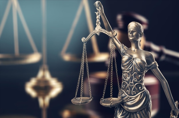 Conceito de lei e justiça. mesa de advogados. martelo do juiz, estátua da justiça, balança, mesa de madeira.