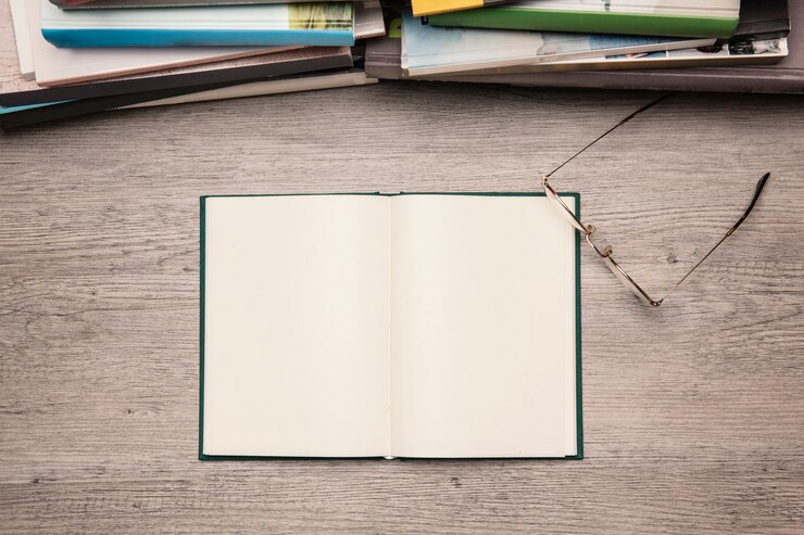 Foto grátis conceito de leitura com óculos ao lado do livro em branco