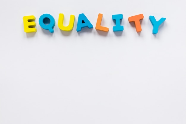 Foto grátis conceito de letras coloridas de igualdade