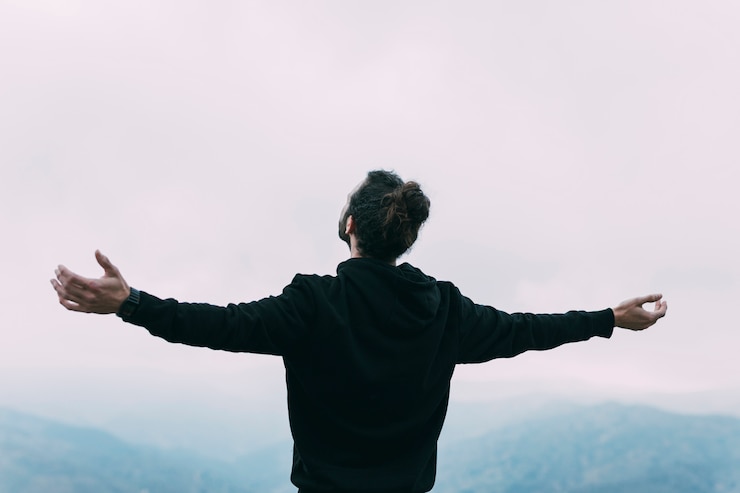 Foto grátis conceito de liberdade com caminhante na montanha