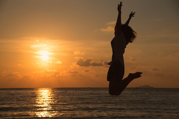 Conceito de liberdade com jovem adolescente feliz e pular