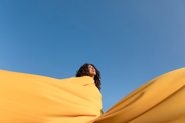 Foto grátis conceito de liberdade com mulher segurando o pano na natureza