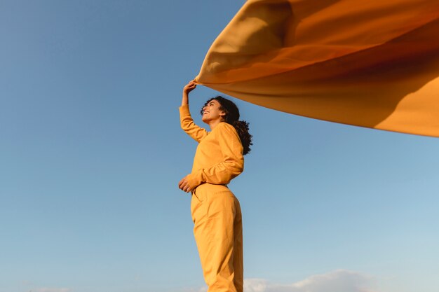 Conceito de liberdade com mulher segurando o pano na natureza