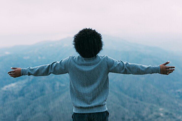 Foto grátis conceito de liberdade com o caminhante na montanha