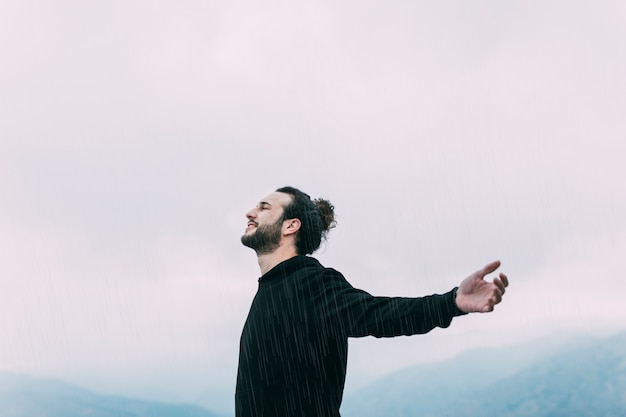 Foto grátis conceito de liberdade com o caminhante na montanha