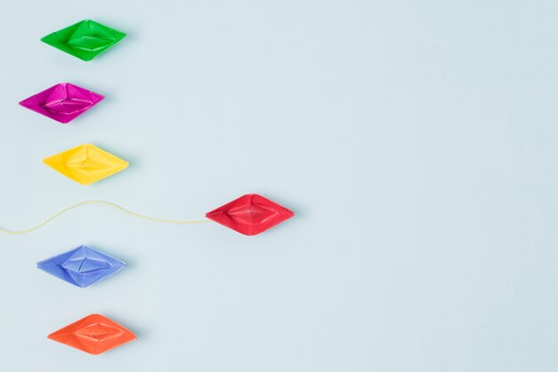 Conceito de liderança de barcos de origami