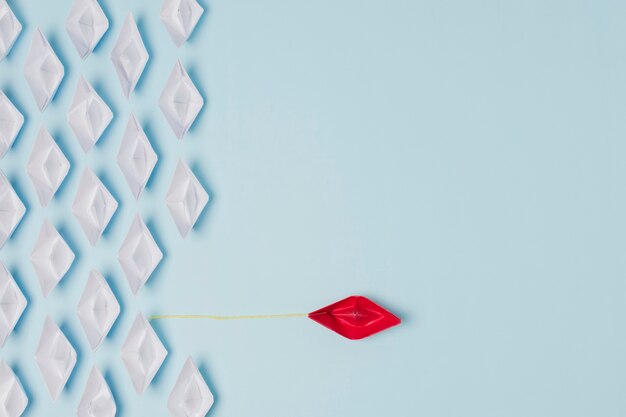 Conceito de liderança de barcos de origami