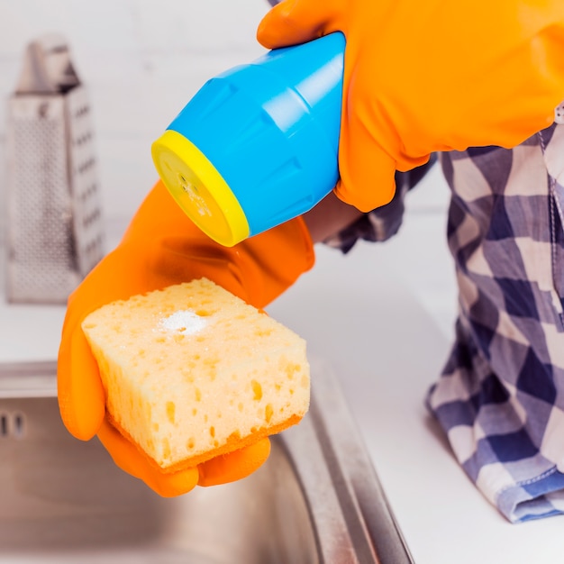 Foto grátis conceito de limpeza com produtos de limpeza