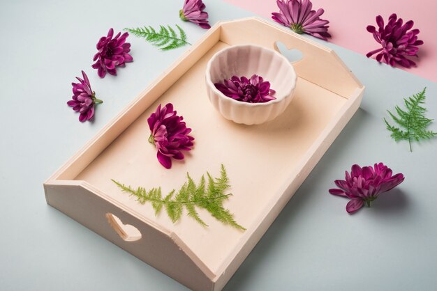 Conceito de lindas flores com bandeja de madeira