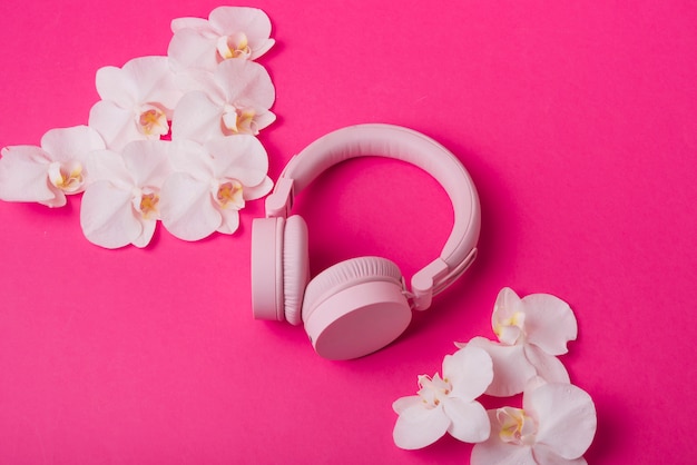 Conceito de lindas flores com fones de ouvido modernos