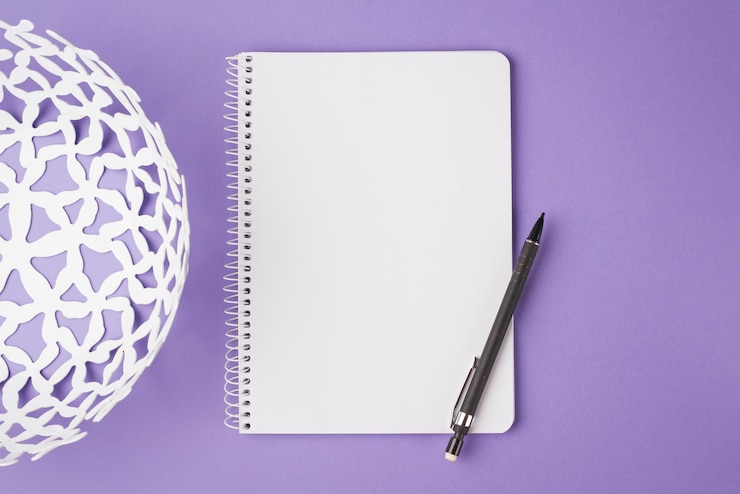 Foto grátis conceito de lindas flores com notebook moderno
