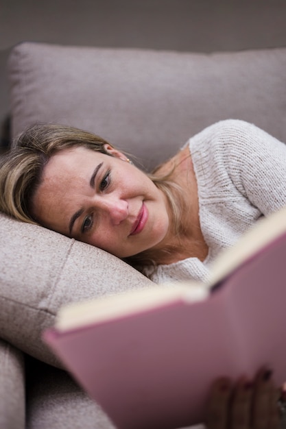 Foto grátis conceito de literatura com mulher