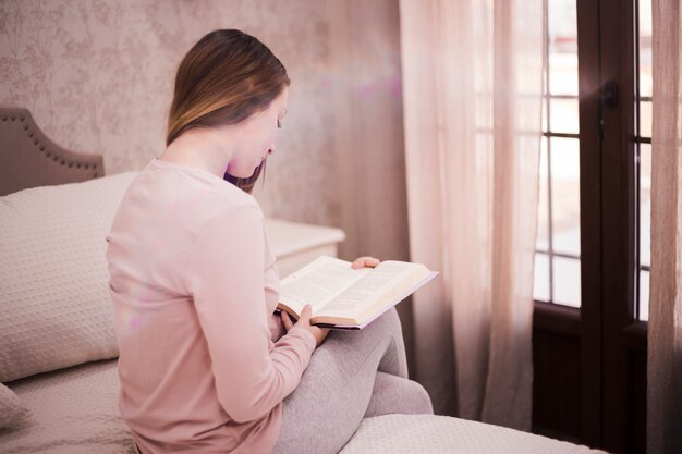 Foto grátis conceito de literatura com mulher