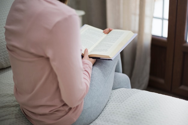 Foto grátis conceito de literatura com mulher