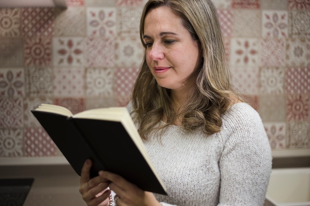 Foto grátis conceito de literatura com mulher