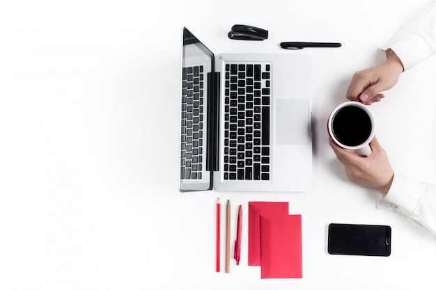 Conceito de locais de trabalho confortáveis. Mãos e gadgets na mesa branca