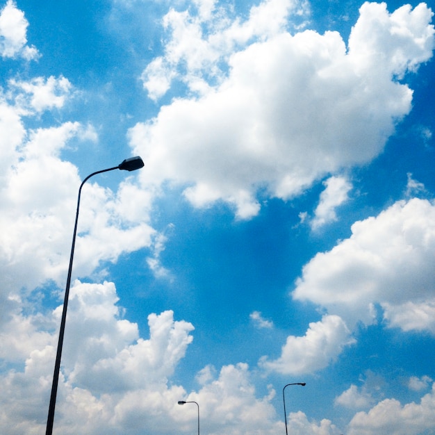 Conceito de luz de rua de eletricidade nublado