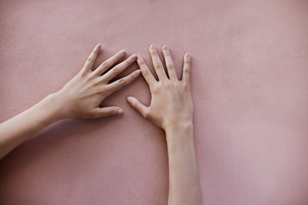 Foto grátis conceito de mãos bonitas e sensíveis