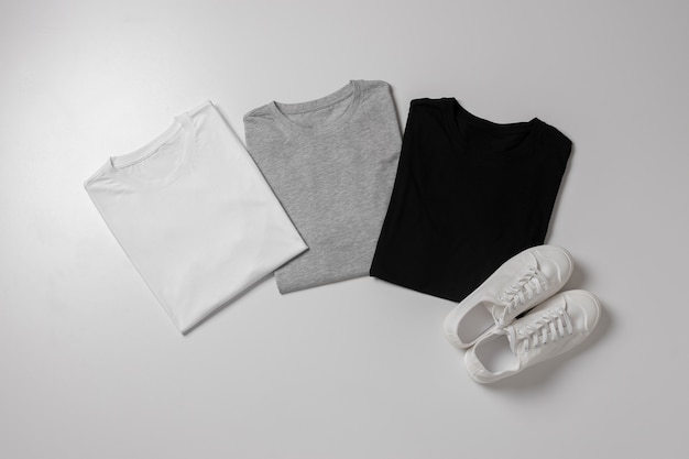 Foto grátis conceito de maquete de camisa com roupas simples