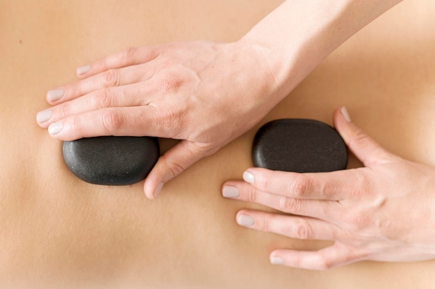 Conceito de massagem close-up com pedras