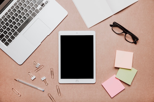 Foto grátis conceito de mesa com tablet no meio