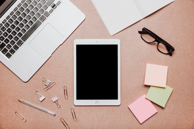 Conceito de mesa com tablet no meio