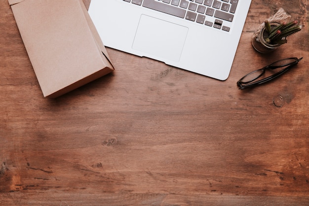 Conceito de mesa de madeira com laptop e caixa