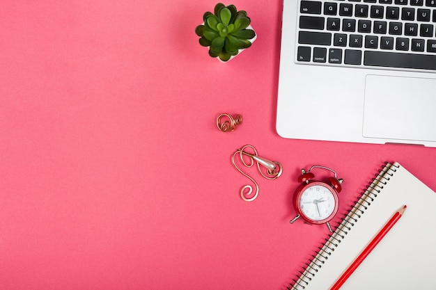 Conceito de mesa em fundo vermelho, com espaço de cópia