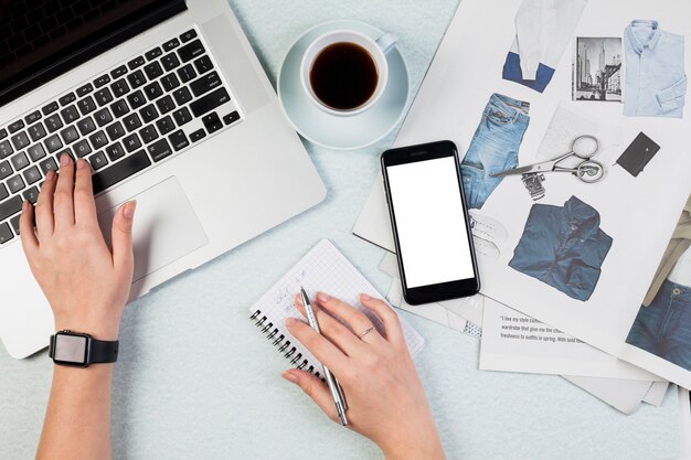 Conceito de mesa plana leigos com modelo de smartphone