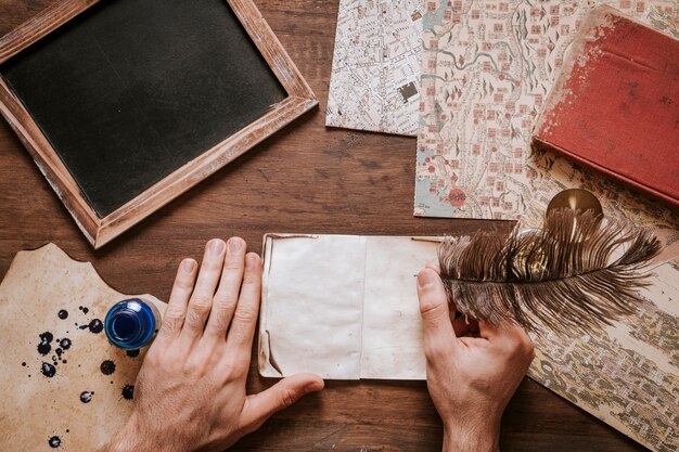 Conceito de mesa vintage com ardósia e livro aberto