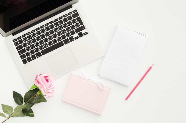 Foto grátis conceito de mesa vista superior com uma rosa