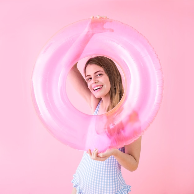 Conceito de moda de verão com mulher segurando o anel inflável