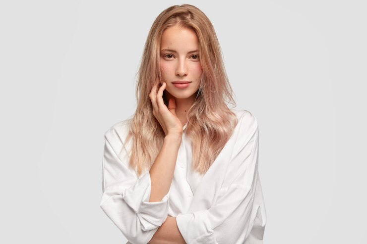 Foto grátis conceito de monocromático e beleza. mulher caucasiana bonita com cabelo liso e pele limpa