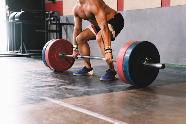 Conceito de musculação com barra de elevação